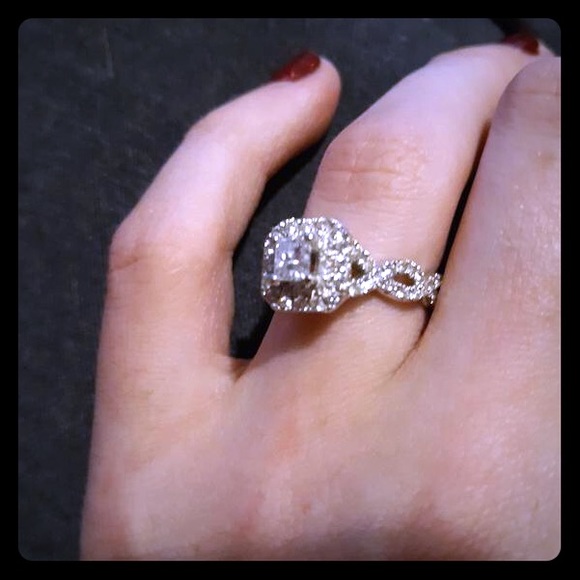 Vera Wang Jewelry - Vera Wang 1 ct twist band engagement ring 14wG